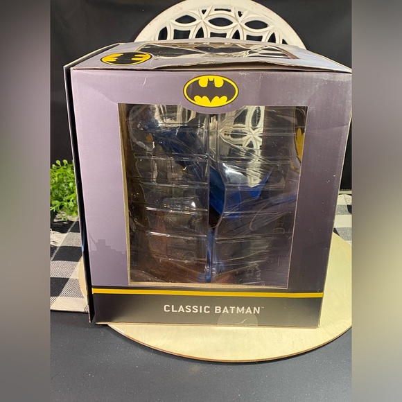 DC Gallery Diamond Select: Classic
Batman 80 Years Diorama - Gamestop Exclusive - Picture 4 of 12